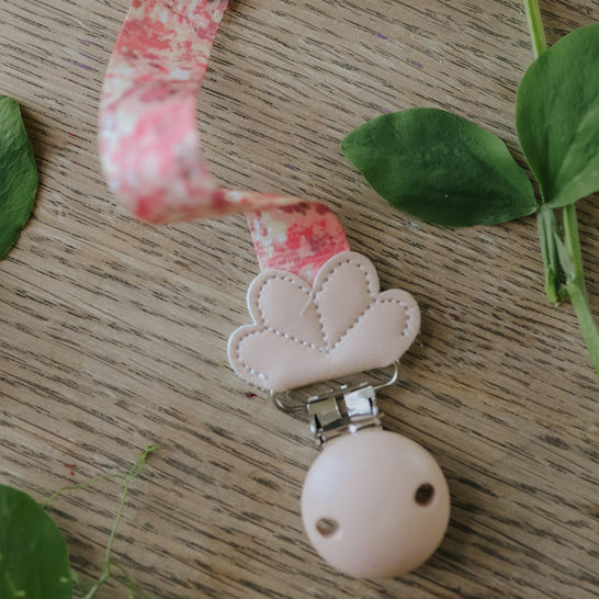 [エロディ] Pacifier Clip Wood / ウッドおしゃぶりホルダー